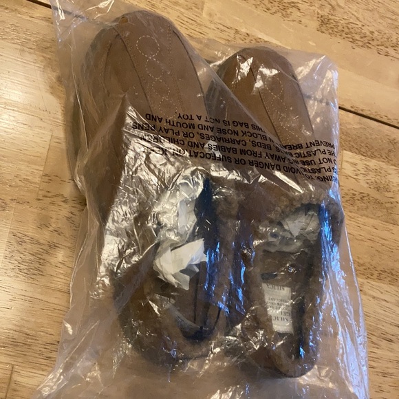 Carol Wright’s “Gail” faux Sherpa microsuede clog - Picture 9 of 10